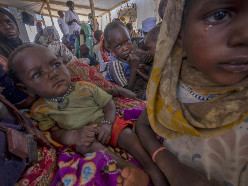 Niños sudaneses refugiados en un campo en el Chad. Muchos están solos sin familiares