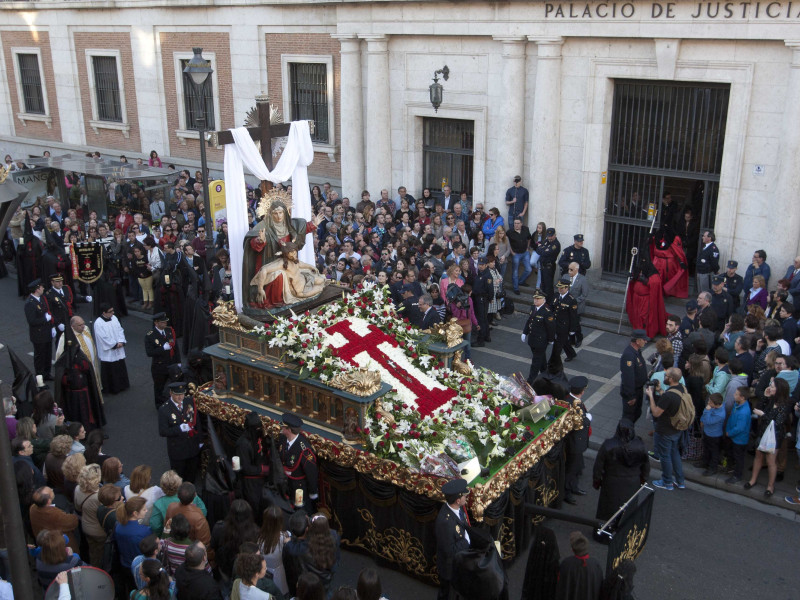La llegada de la imagen de la Piedad a la Audiencia Provincial marca la salida del preso indultado en la procesión de la Penitencia y Caridad