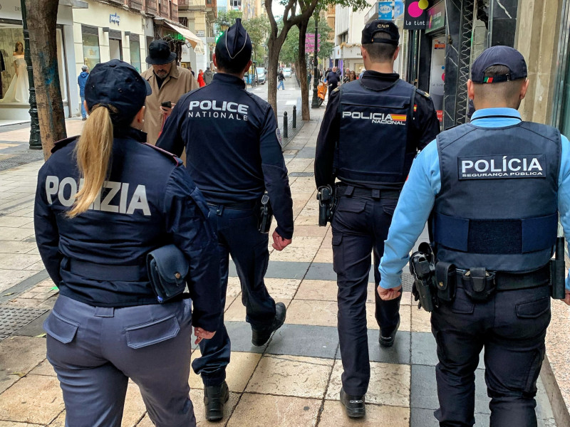 Estos agentes colaboran con la Policía Nacional española durante esta Semana Santa.