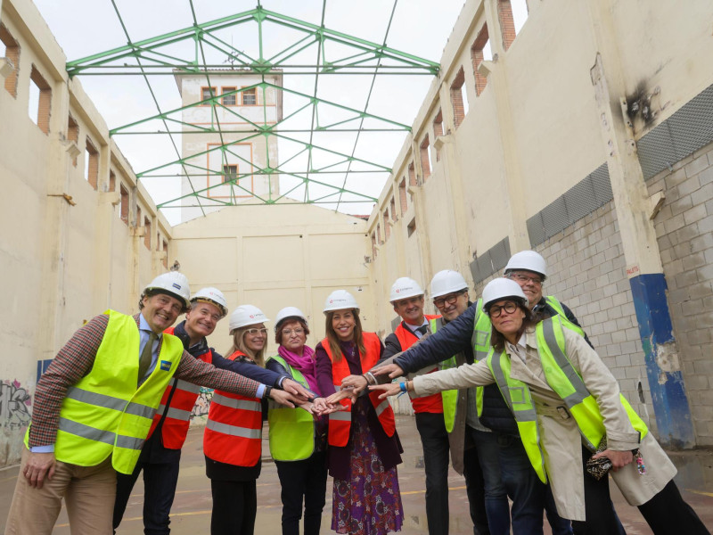 La alcaldesa ha visitado las obras que se están realizando en la antigua fábrica de Giesa.