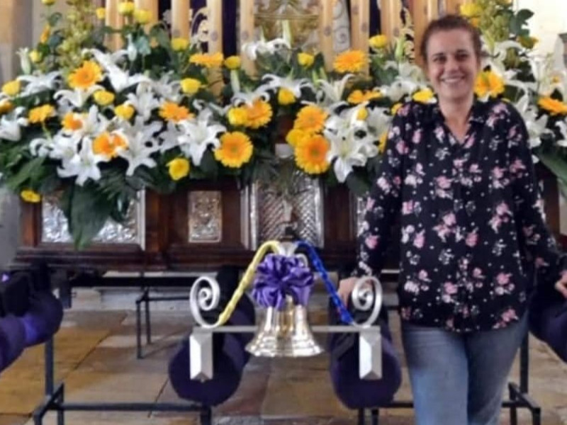 Paloma Frechilla junto al paso de la Virgen de la Amargura de Oviedo