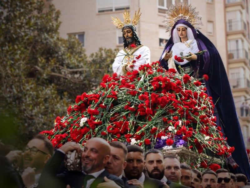 Las sagradas imágenes de la hermandad del Cautivo, sobre las andas.