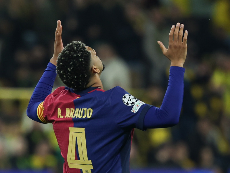 Araujo, en el Dortmund - Barcelona