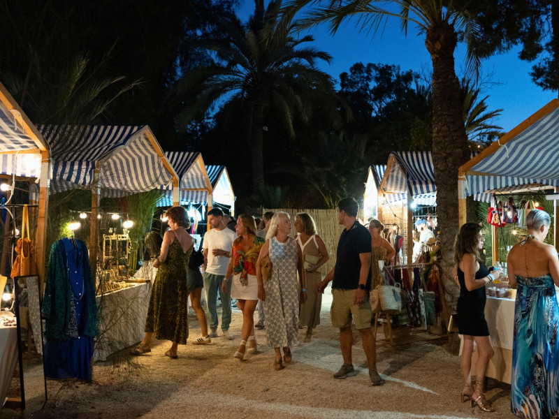 Zona de puestos artesanales del Festival Noches Mágicas