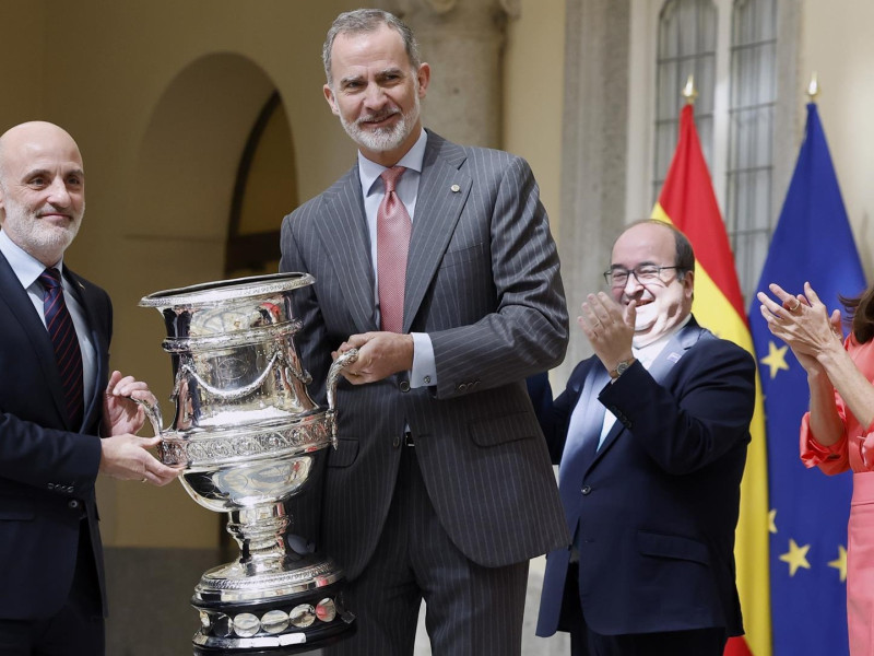 El presidente del Grupo Covadonga, Antonio Corripio, recibe la Copa Stadium de manos del Rey Felipe VI y la Reina Letizia