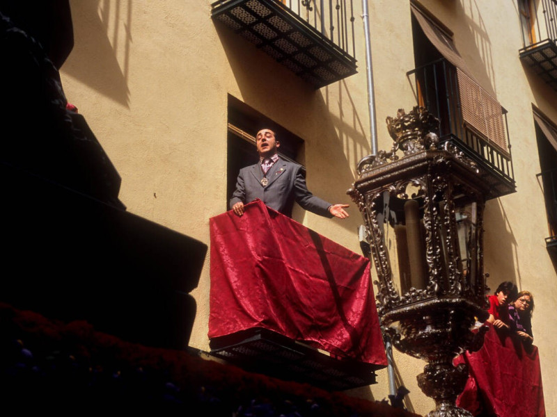 Un hombre cantando una saeta