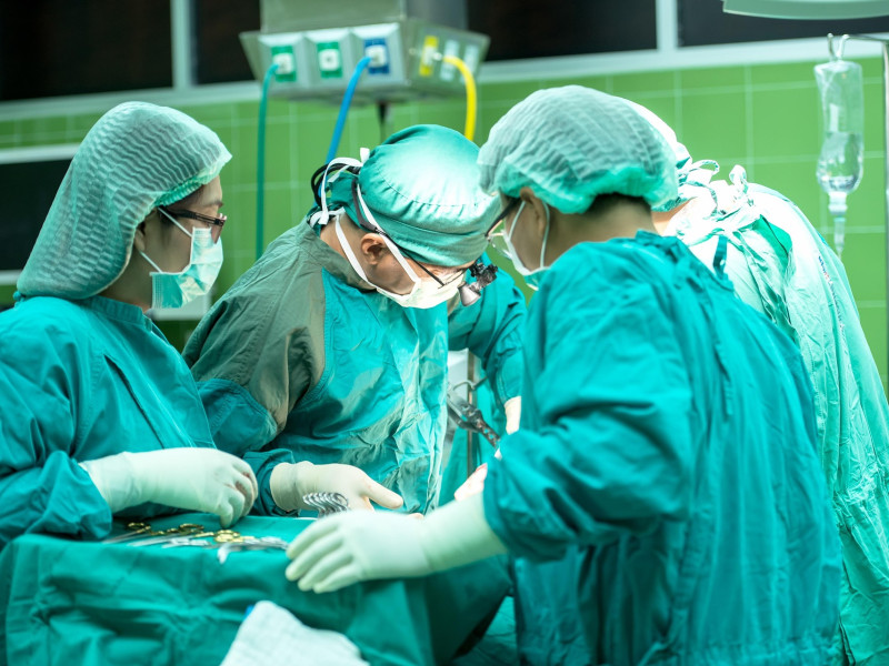 Equipo médico operando un tumor