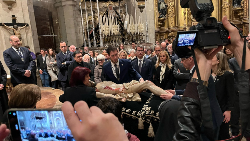 Limpieza del Cristo Yacente del Santo Sepulcro
