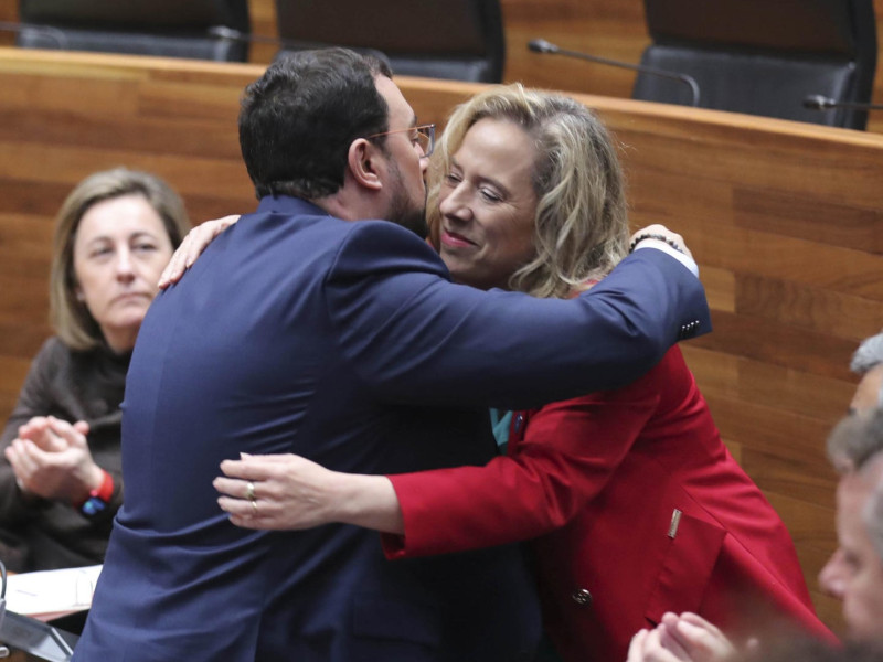 Abrazo entre Adrián Barbón y Belarmina Díaz