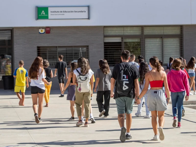 Jóvenes accediendo a un centro escolar - EFE