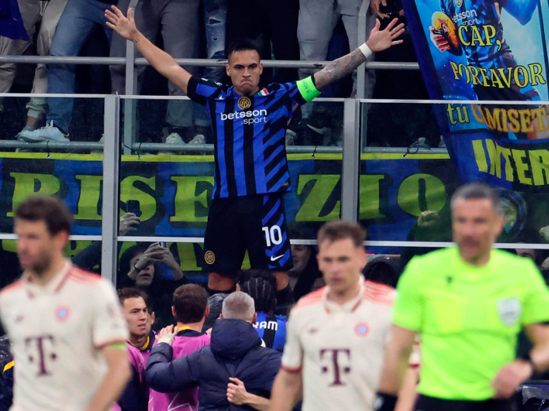 Lautaro celebra con la afición del Inter el gol marcado ante el Bayern en la vuelta de los cuartos de final de la Champions