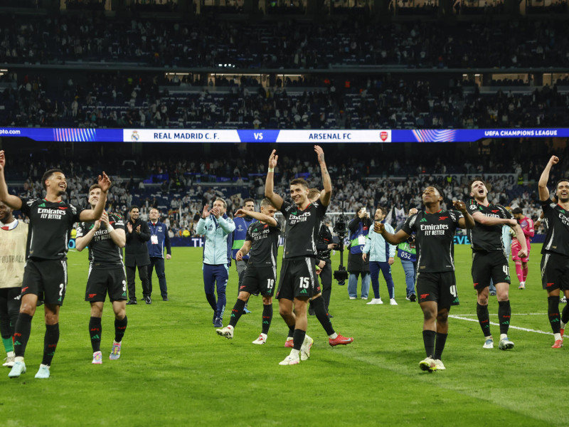 Los jugadores del Arsenal celebran la clasificación para las semifinales de la Champions League