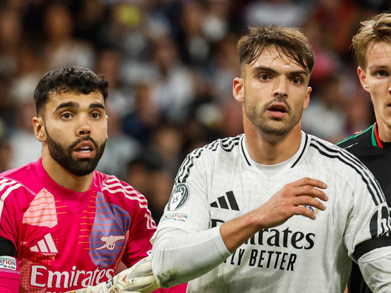 Raúl Asencio, junto a David Raya, en un momento del Real Madrid-Arsenal, de Liga de Campeones