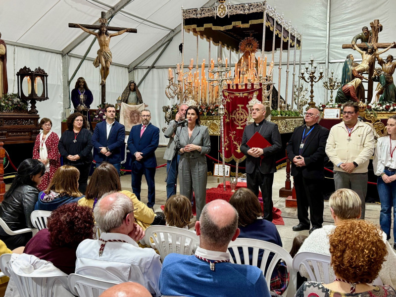 Inauguración de la carpa con los pasos procesionales.