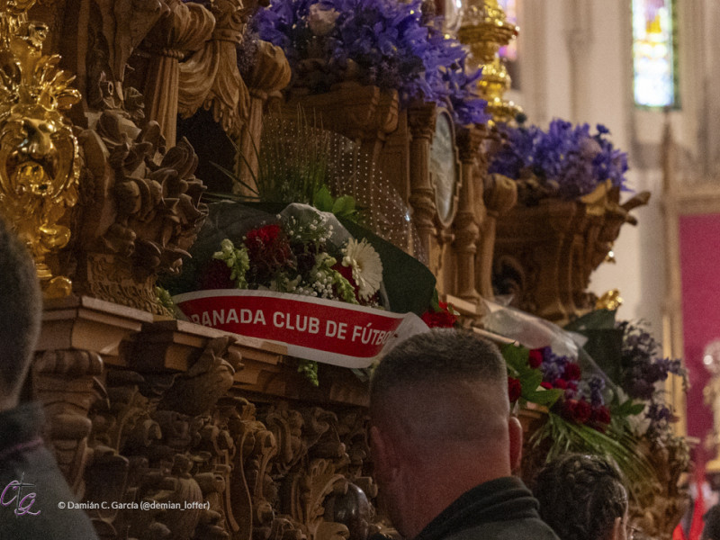 Ramo de flores del Granada CF en el paso de Cristo del Consuelo (Gitanos)