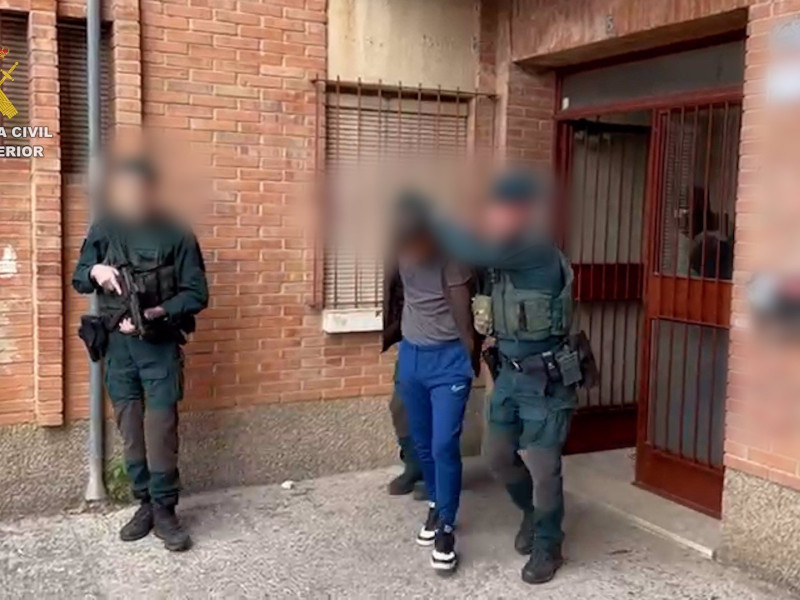 Ante la existencia de un conjunto de indicios y evidencias sólidos de su presunta actividad terrorista, se articularon las medidas necesarias para neutralizar la potencial amenaza que este individuo podría suponer. Tras la puesta a disposición del detenido ante la autoridad judicial competente, ésta decretó su ingreso en prisión.Ante la existencia de un conjunto de indicios y evidencias sólidos de su presunta actividad terrorista, se articularon las medidas necesarias para neutralizar la potencial amenaza que este individuo podría suponer. Tras la puesta a disposición del detenido ante la autoridad judicial competente, ésta decretó su ingreso en prisión.Momento de la detenciónAgentes de la Guardia Civil han detenido a una persona por la presunta comisión de delitos de terrorismo en la provincia de Murcia. El detenido es seguidor de los postulados de las diferentes organizaciones terroristas como DAESH desde 2019 y, de manera más reciente, había radicalizado su comportamiento y actividad. La detención se ha realizado bajo la dirección del Juzgado Central de Instrucción nº 2 y de la Fiscalía de la Audiencia Nacional.SOCIEDAD GUARDIA CIVIL