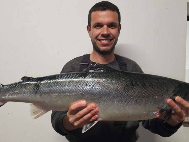 Javier Bueno, el pescador del 'campanu' de Asturias en 2025, con el salmón capturado