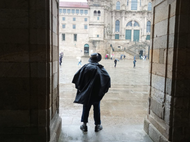 El tiempo desapacible no ha desanimado a miles de personas a ponerse en camino esta Semana Santa