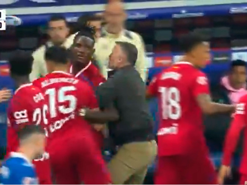 Mejuto González y Alderete agarran a Uche para llevárselo del campo.