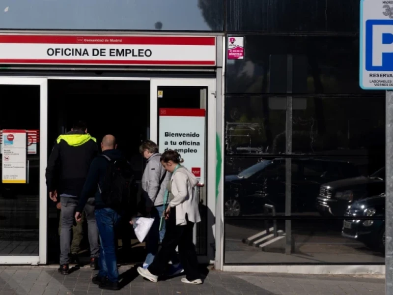 Varias personas entran a una oficina del SEPE