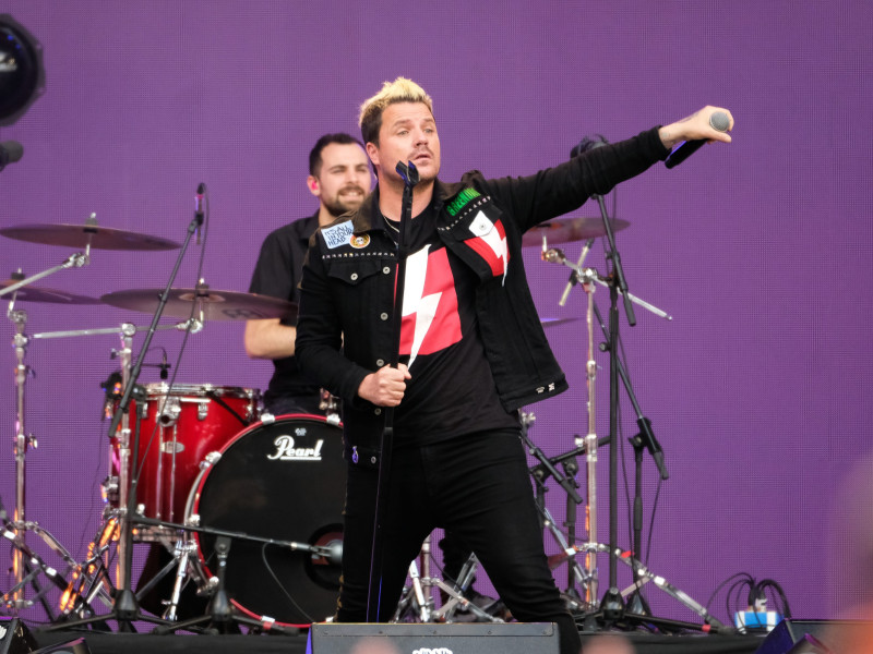 Dani Martin actúa durante el concierto por el 30 aniversario de Cadena 100 en el Metropolitano.