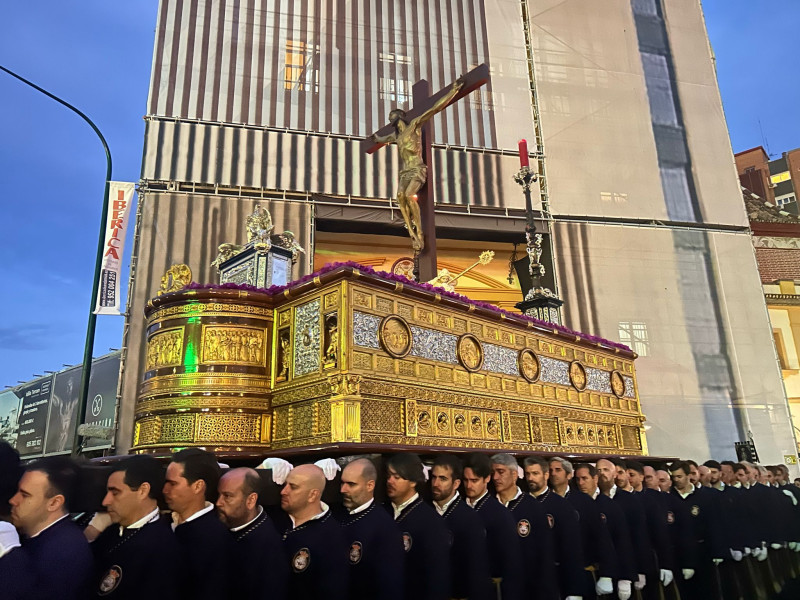 El Stmo. Cristo de la Expiración es por portado por 200 personas