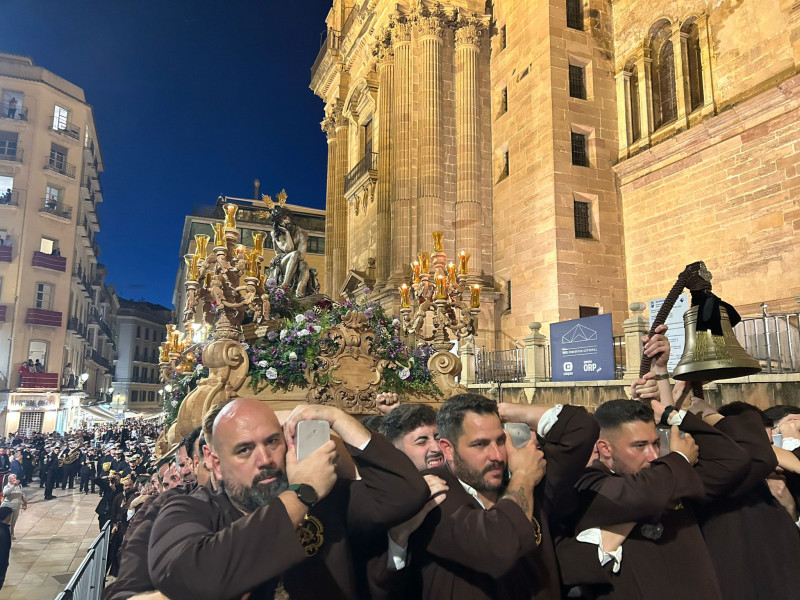 Humildad y Paciencia subiendo la empinada rampa para acceder a la Catedral de Málaga