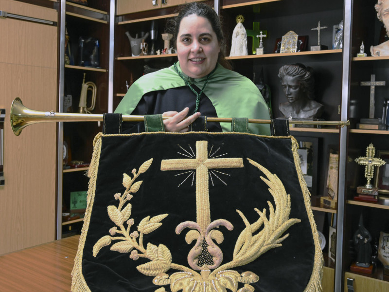 PALENCIA, 03/04/2025.- Patricia Simón tiene 34 años y es la única mujer que toca el tararú, el sonido más característico de la Semana Santa palentina. Lo hace en la cofradía de la Vera Cruz, la más antigua de Palencia, y explica en una entrevista a EFE cómo las mujeres van ocupando poco a poco espacios en las cofradías que antes solo estaban reservados para hombres. EFE/Almudena Álvarez