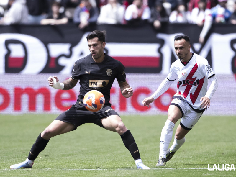 ugo Duro recuperó la titularidad en Vallecas