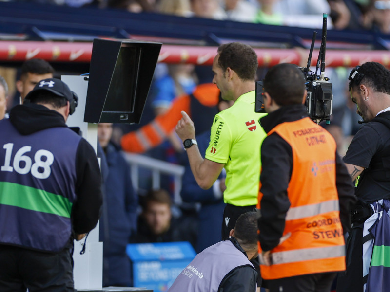 El árbitro Melero López consulta la pantalla del VAR antes de señalar un penalti