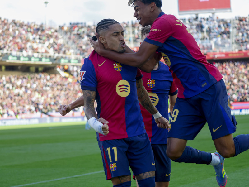 Raphinha celebra el gol del Barcelona con Lamine Yamal