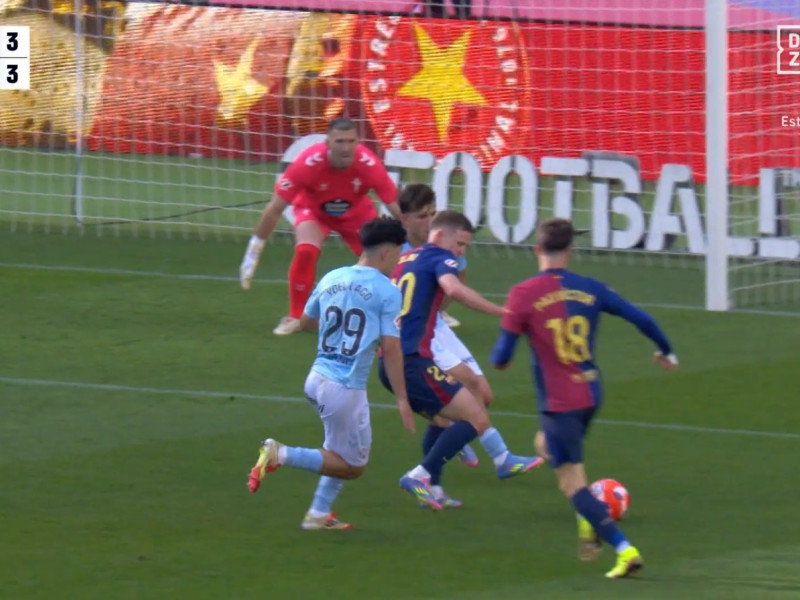 Imagen del penalti de Yoel Lago sobre Dani Olmo al final del Barça-Celta