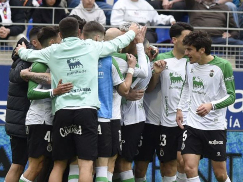 Los futbolistas del Racing celebran la victoria contra el Huesca