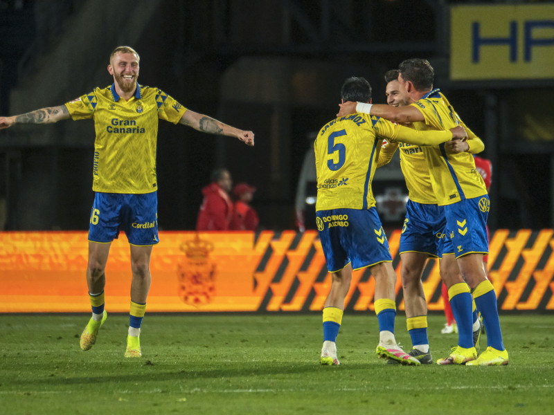 Los jugadores de Las Palmas celebran su victoria contra el Atlético de Madrid