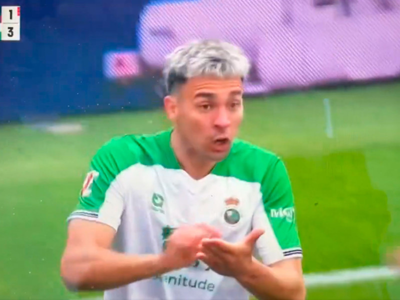 Arana le pide al árbitro que apunte lo que le habría dicho un rival.