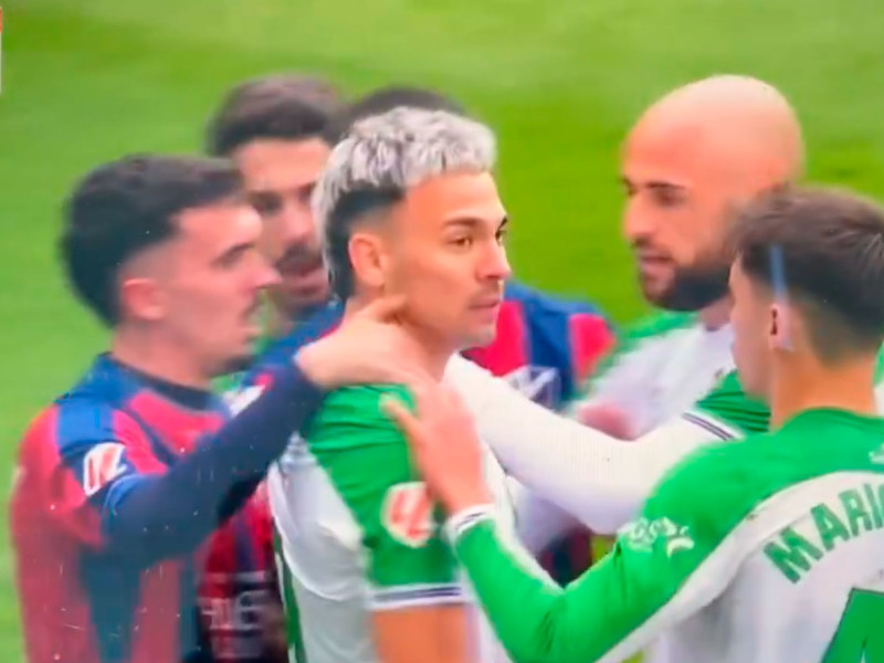 Los jugadores del Huesca y del Racing tratan de calmar a Arana.