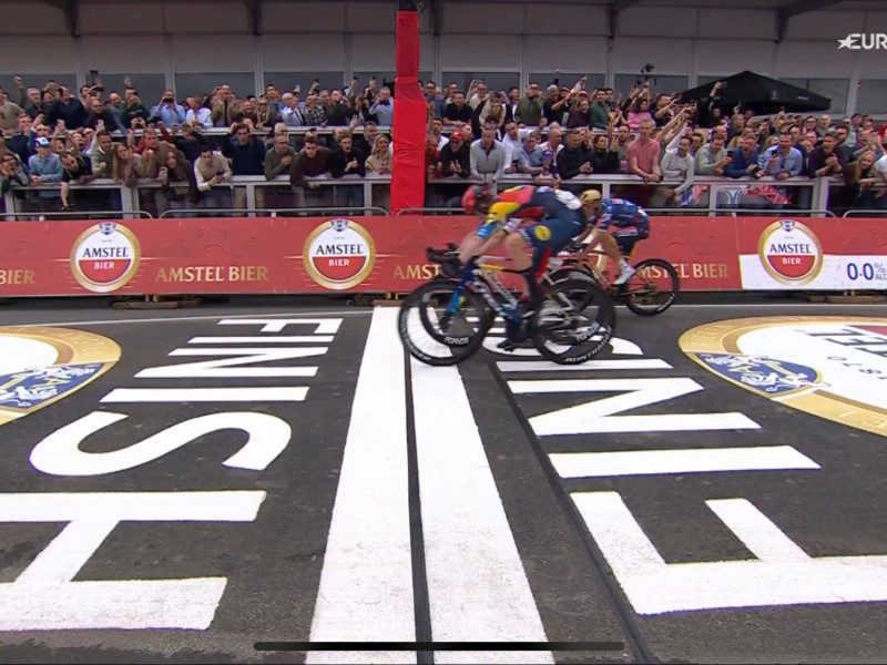 Imagen de la fofo finish de la victoria de Skjelmose en la Amstel Gold Race