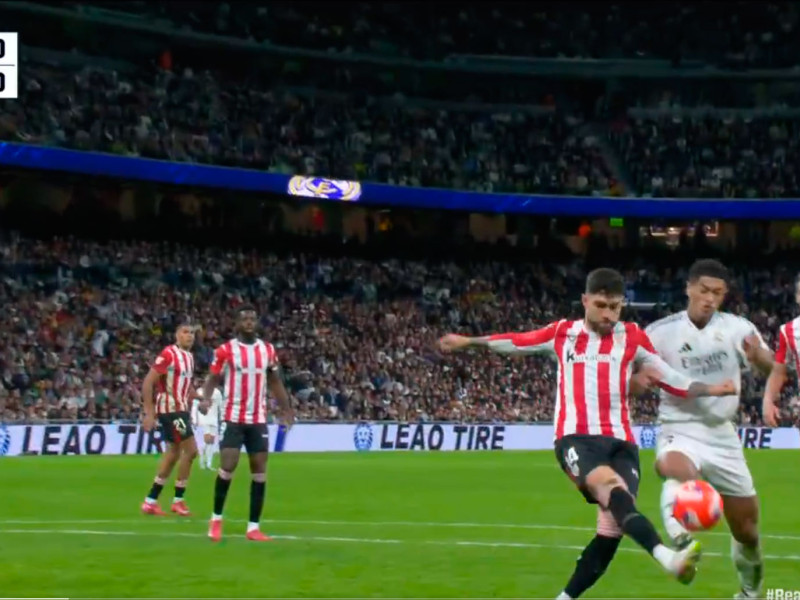 Imagen de la jugada en la que Bellingham pidió penalti en el Real Madrid-Athletic