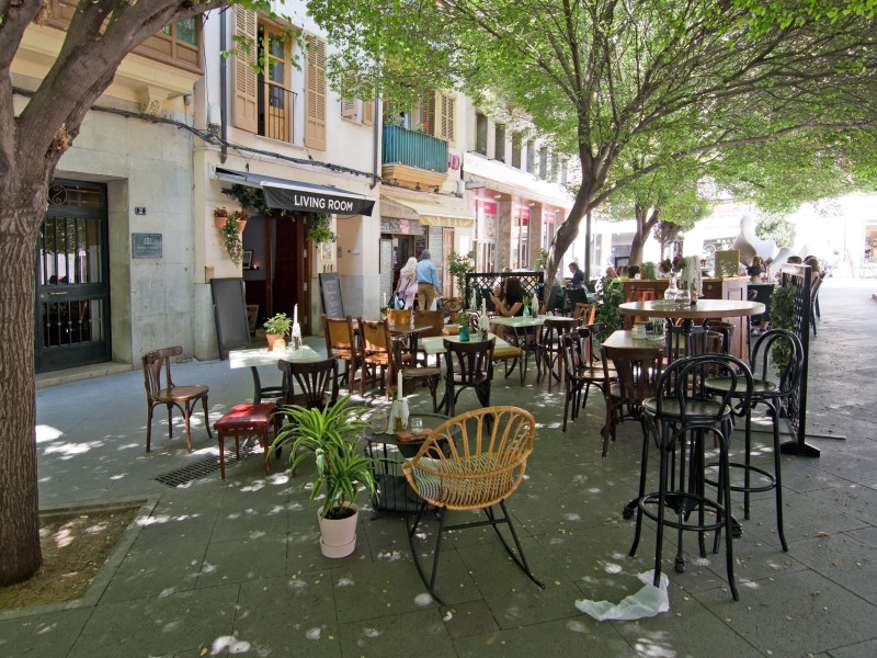 Terraza y barra en el nuevo cava bar Living Room el 23 de mayo de 2017 en Palma de Mallorca