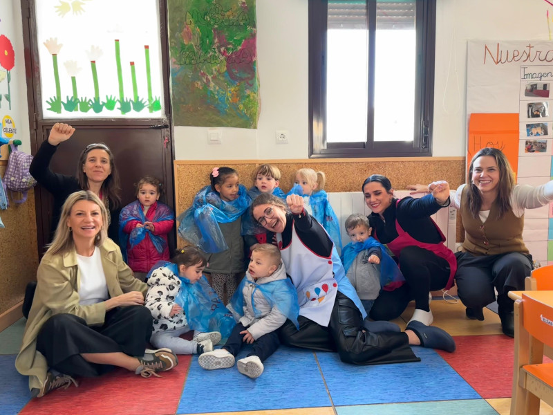 En cada visita, se crean momentos mágicos: los pequeños conocen a los mayores, descubren sus historias, hacen manualidades juntos y reparten sonrisas