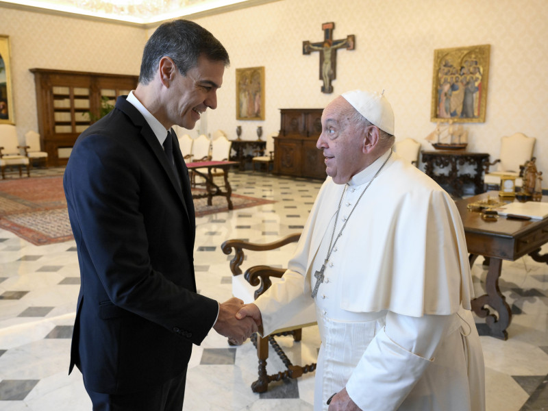 Archivo - El presidente del Gobierno, Pedro Sánchez (i), es recibido en audiencia por el Papa Francisco (d), en la Biblioteca Apostólica del Vaticano, a 11 de octubre de 2024, en Ciudad del Vaticano (Ciudad del Vaticano).