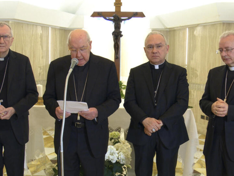 El camarlengo, el cardenal Kevin Joseph Farrel anuncia la muerte del Papa