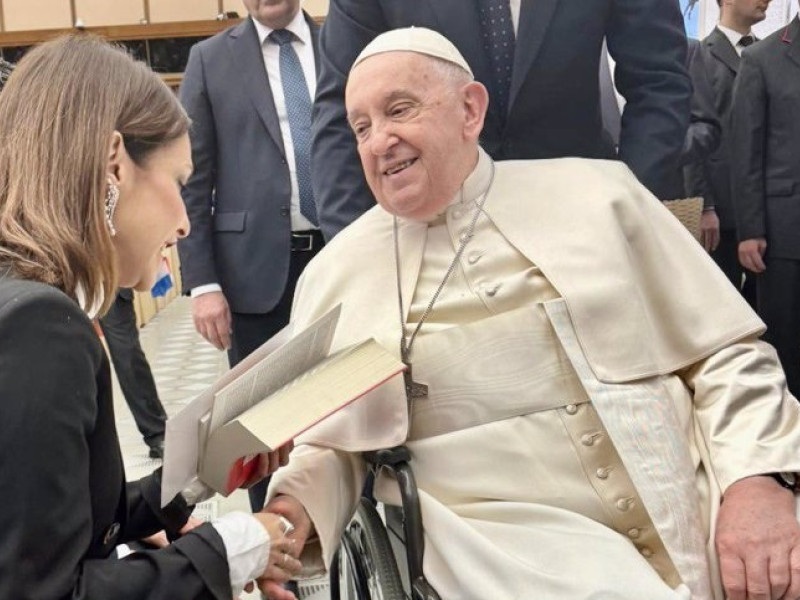 Momento de la charla que Paula Ortiz tuvo con el Papa Francisco.