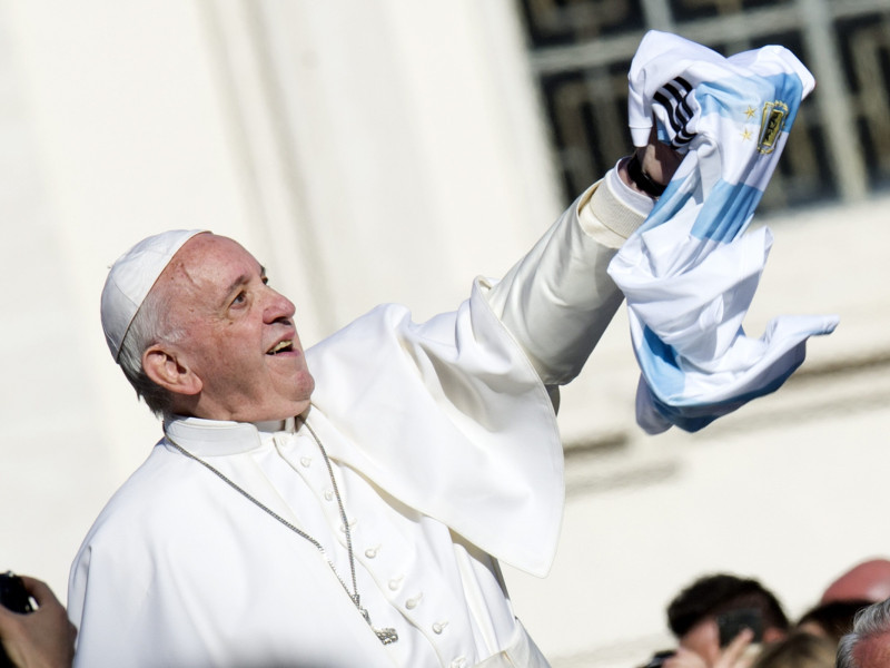 El Papa Francisco con la camiseta de la selección argentina