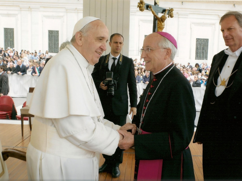 Mons. Garcia Burillo y el Santo Padre Audiencia General (mayo 2013)