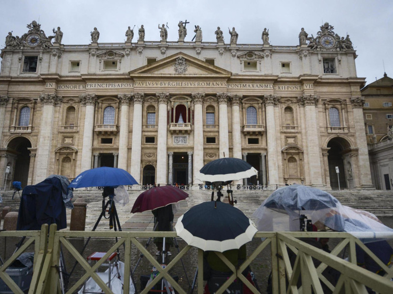 Varios fotógrafos esperan en la plaza de San Pedro del Vaticano (imagen de archivo)