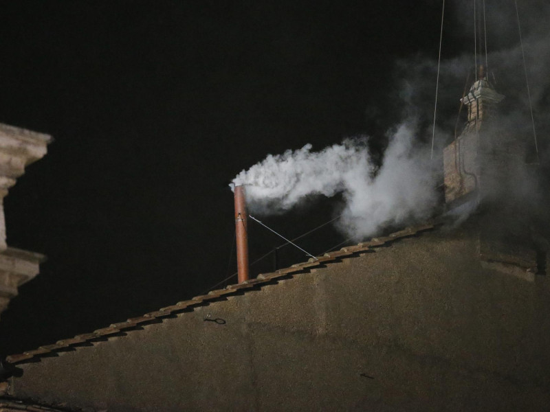 Vista de humo blanco que anunció la elección del papa Francisco I