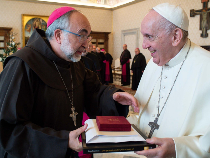 El Arzobispo de Oviedo, Monseñor Jesús Sanz Montes, con el Papa Francisco, en Roma