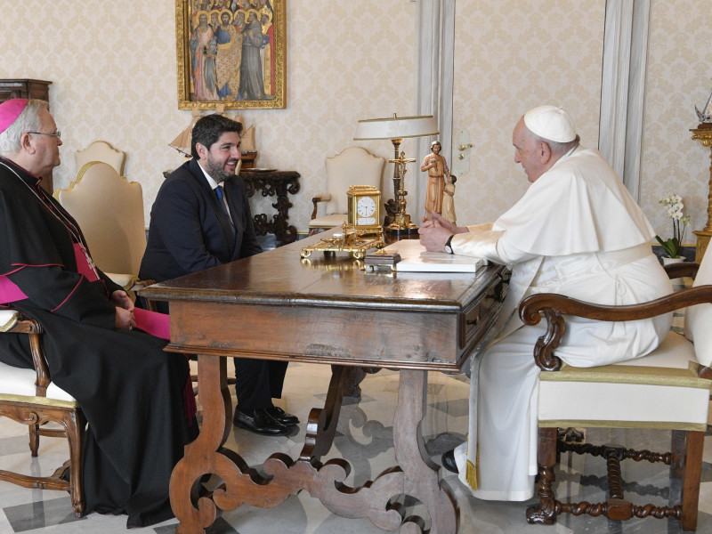 López Miras, junto al Obispo en la audiencia con el Papa Francisco