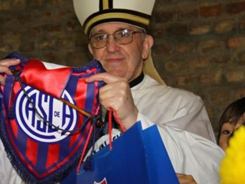 El Papa Francisco, con la camiseta de San Lorenzo